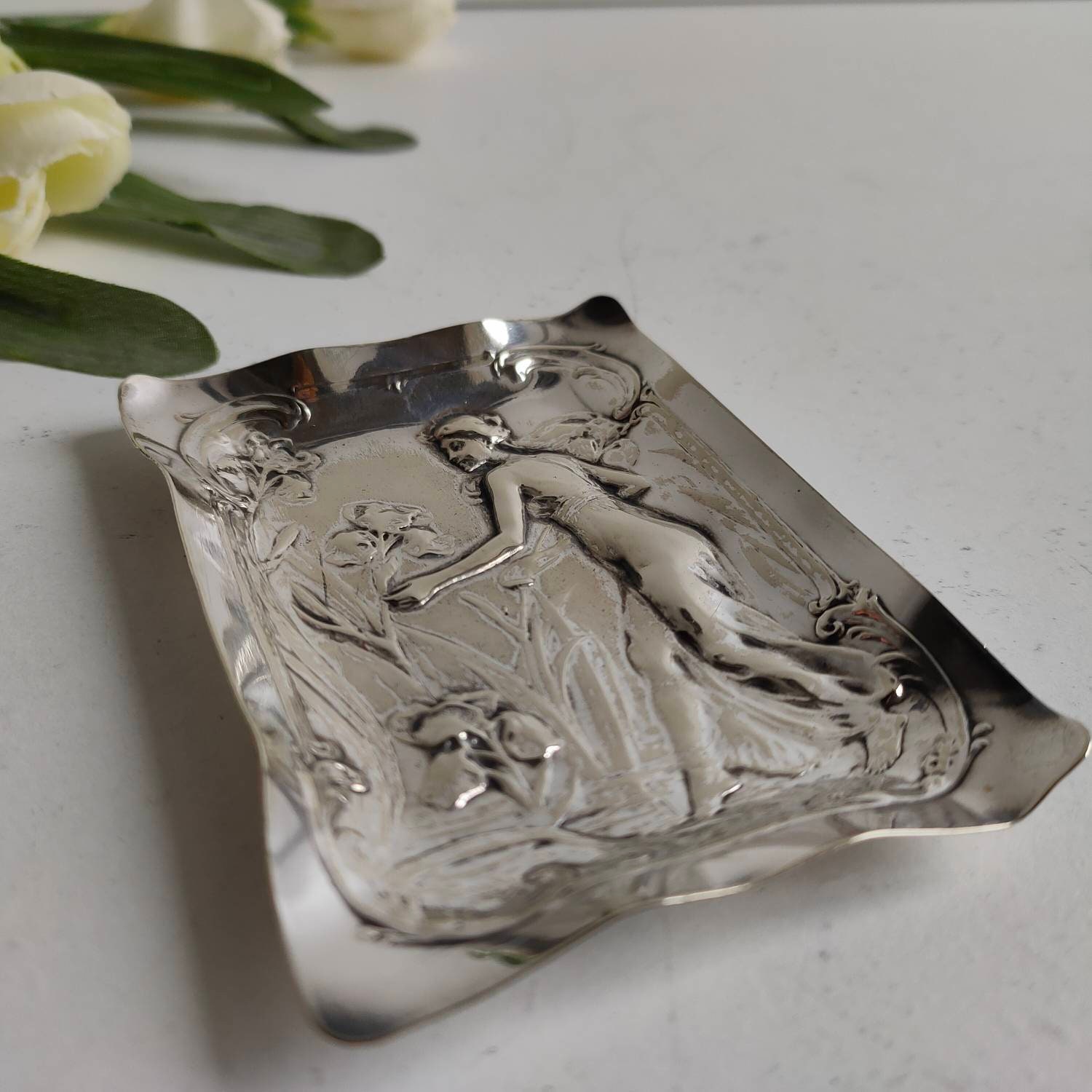 Petit Français Antique, Plateau de Timbres avec Dame Art Nouveau en Relief, Signé, Vers 1900.