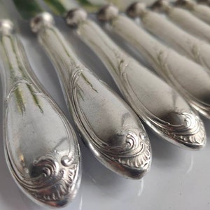 Set of 7 silver plated French dessert / cheese knives, Louis XV style design with acanthus leaves .