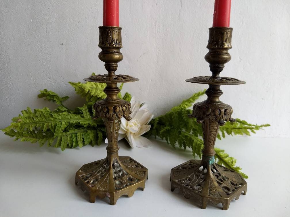 Paire de Français Porte-Bougies en Bronze Vintage, Patine Vieillie et Très Décorative.