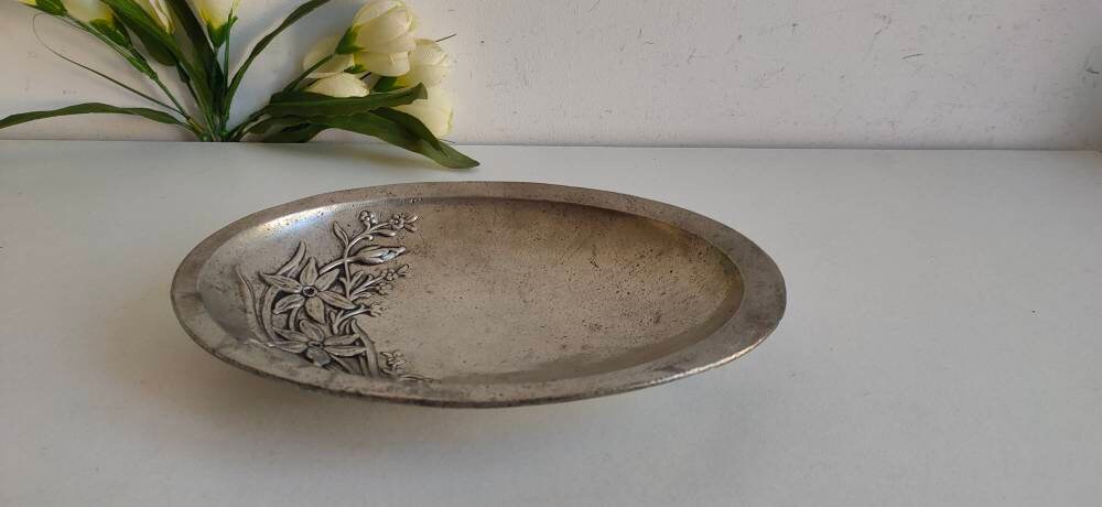 Français Plat Vintage en Étain Ovale avec Un Motif Relief Floral, Patine Vieillie et Très Décoratif.