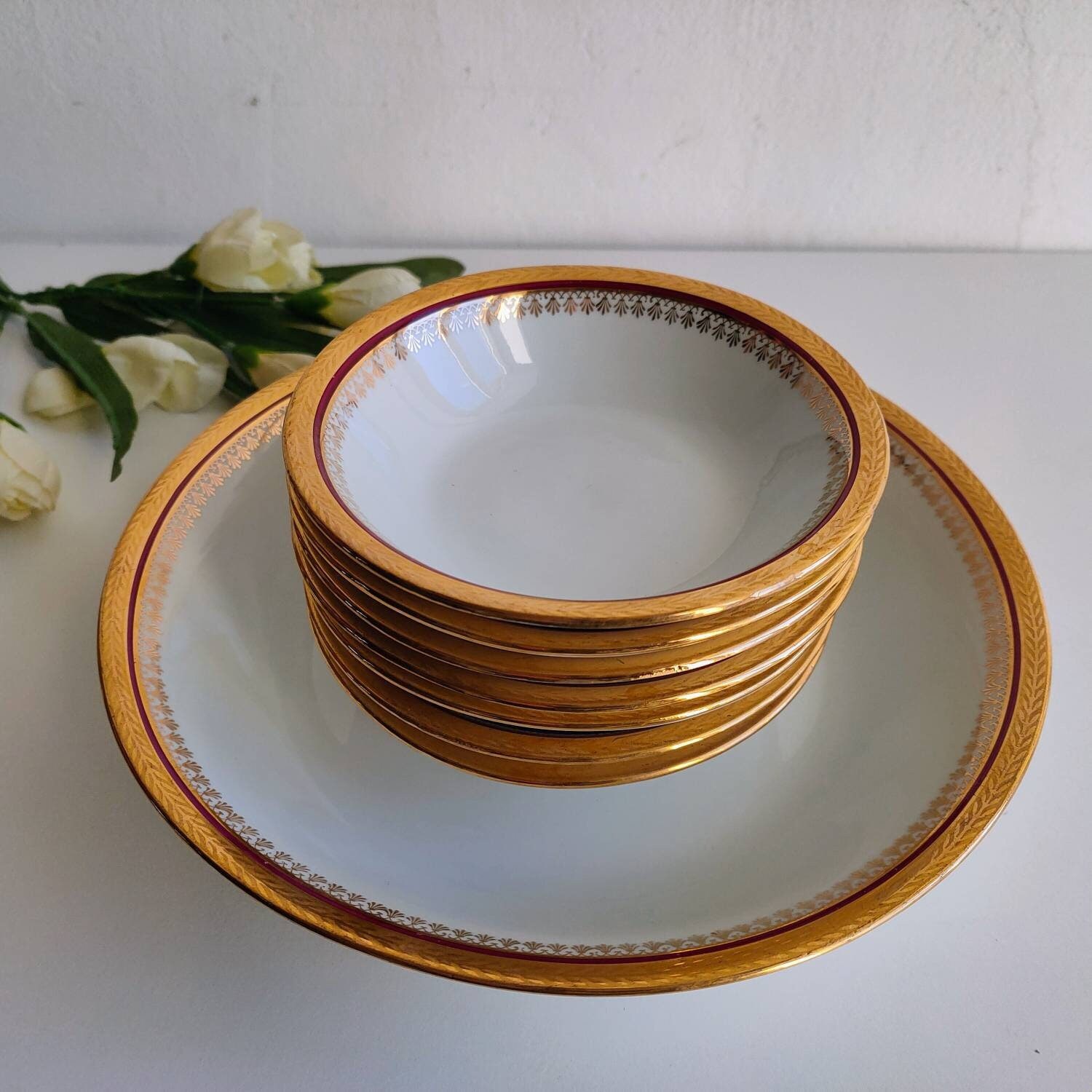 Français Ensemble Vintage de Bols à Dessert en Porcelaine Blanche Rouge Foncé avec Garniture Dorée, 