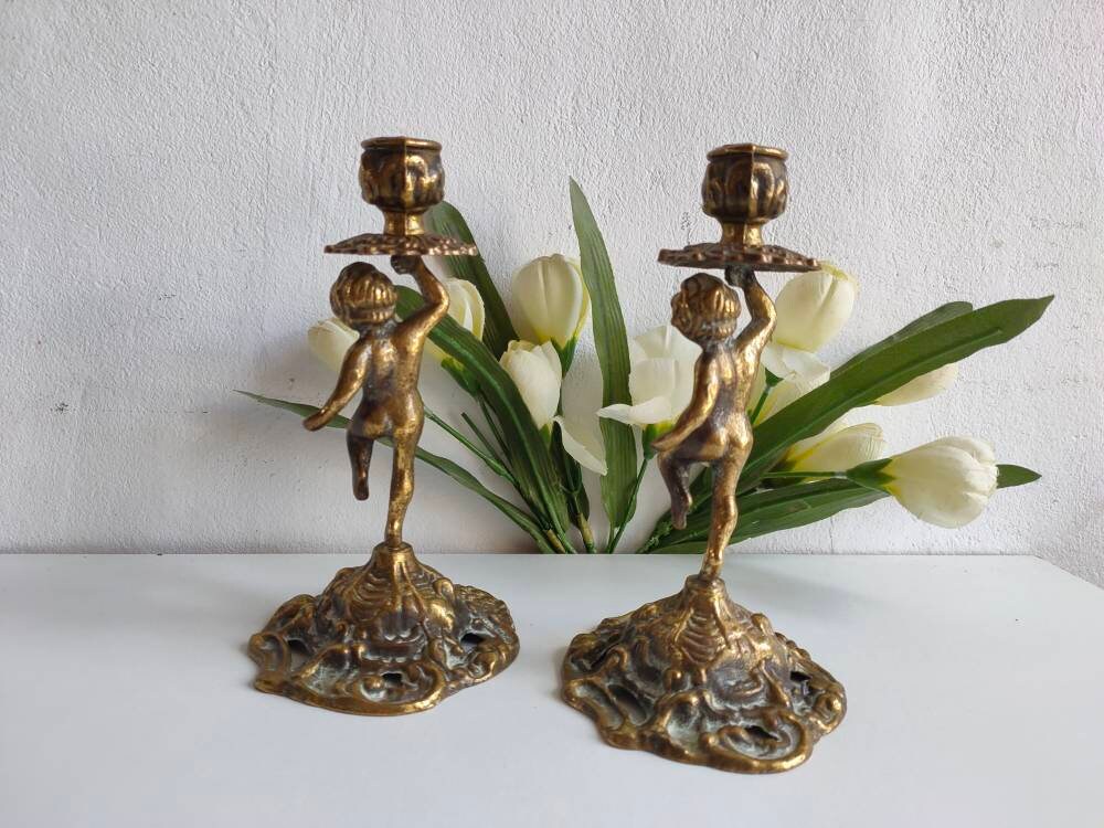 Chérubins/Puttis en Bronze, Paire de Bougeoirs Au Design Orné et à La Grande Patine.