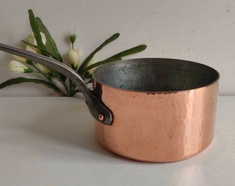 French vintage, Matfer Bourgeat copper pan, hammered finish, tin lining with maker stamps and made in France.