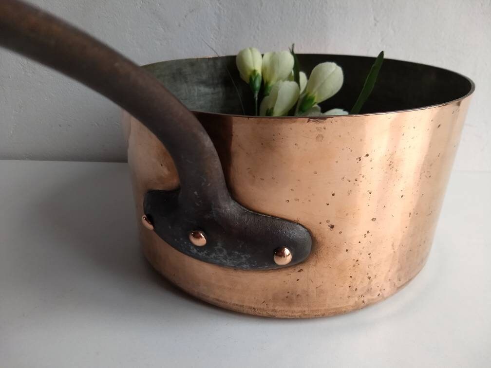 Français Grande et Lourde Poêle en Cuivre Vintage avec Poignée Fonte Rivets Finition Martelée.