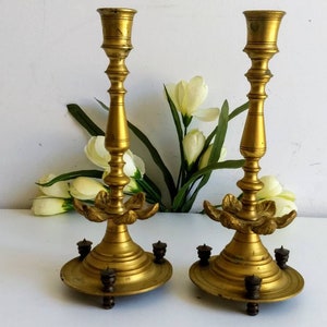 Paar antike Bronze, französisch Kerzenhalter mit Blütenblatt-Design und FußBasis, anfang der 1900er Jahre..
