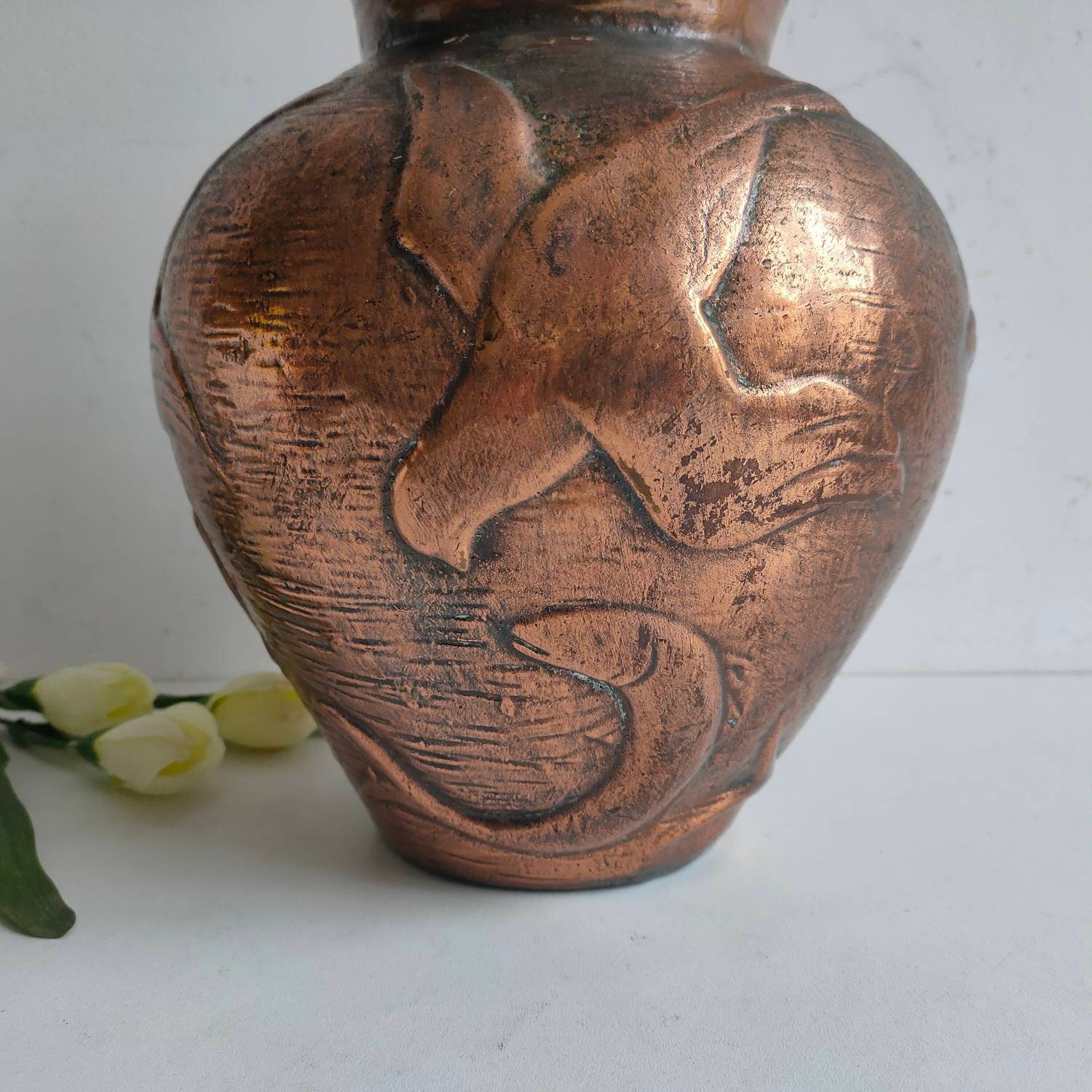 Français Vintage, Vase en Céramique de Style Art Déco, Finition Bronze Doré Relief, Lourd.