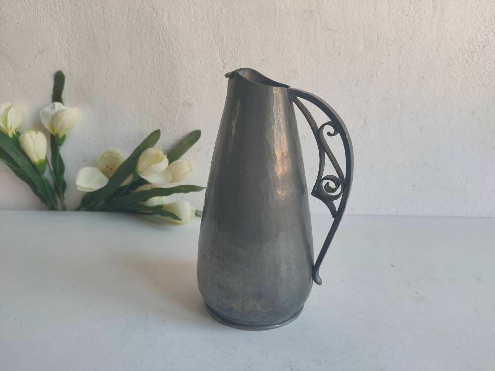 François Médoc, Cruche en Étain/Vase Pichet, Fabriqué à La Main et Signé, Vers Les Années 1920.