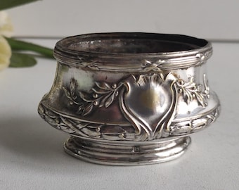 Salero francés antiguo, plateado, con revestimiento de cristal, diseño Art Nouveau/Luis XVI y sello del fabricante de París, alrededor de la década de 1910.