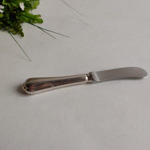 Christofle Spatours, vintage French butter knife, silver plated with rounded end, maker marks, circa 1930s.