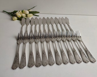 Französisches Vintage-Set mit 6 Fischgabeln und 6 Fischmessern, Saint Medard Besteck, im Design Louis XV mit Herstellerstempeln.