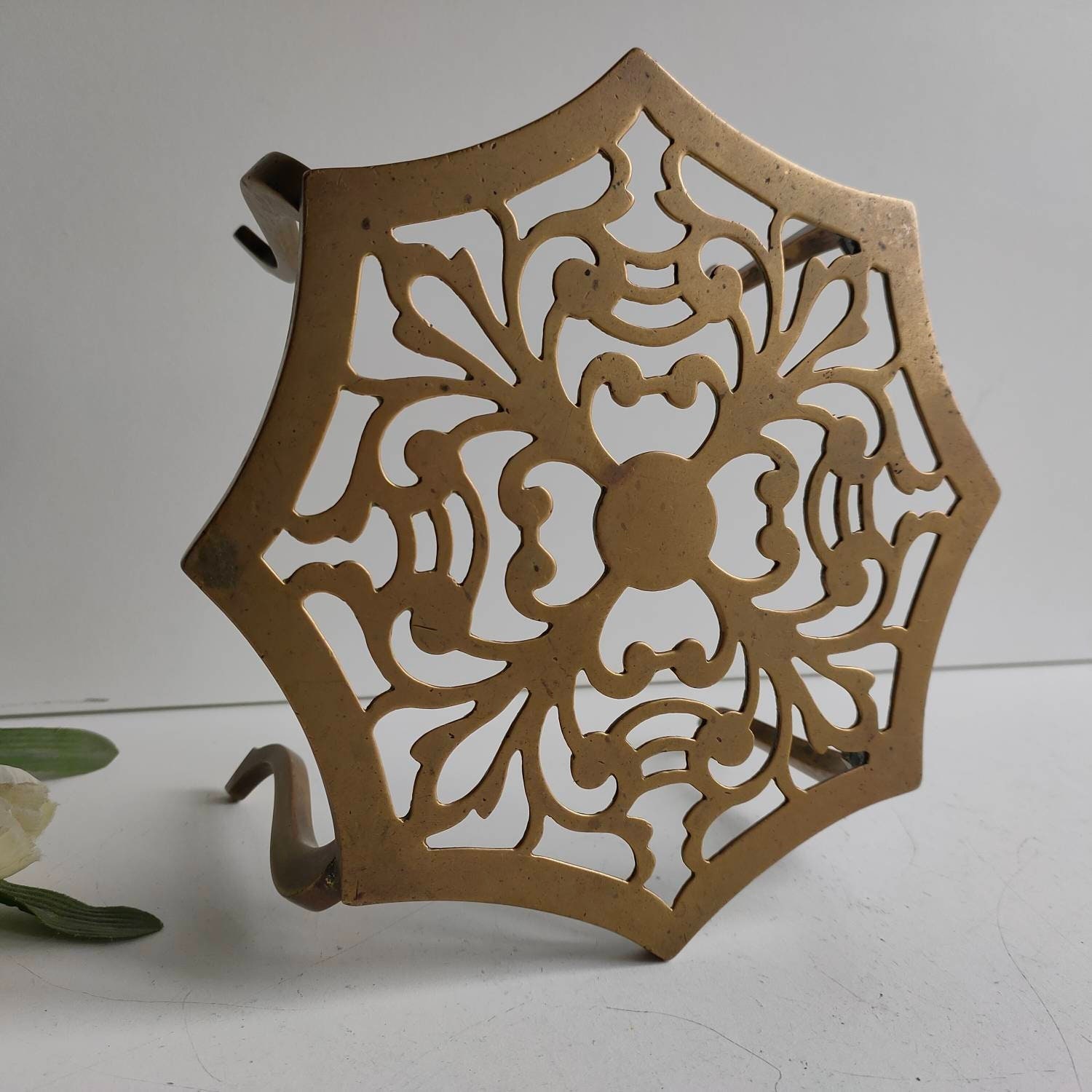 Français Trivet à Pied en Laiton Vintage, Conception de Travail Percé et Numéro Fabricant/Modèle.