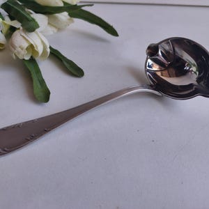 フランスのヴィンテージ、小さな銀メッキのソースレードル、ハンドルにルイ15世のデザイン。