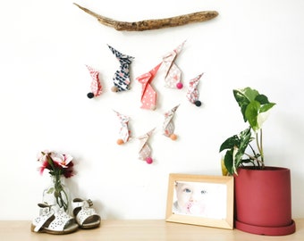 Mobile mural lapin rose, fuchsia & navy en origami - Leewalia - décoration d'intérieur - décoration murale - naissance - chambre bébé enfant