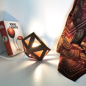 Petite lampe Origami bordeaux Leewalia lampe de chevet lampe d'appoint lampe design lampe graphique lampe géométrique image 9