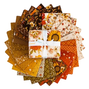 Puede incluir: Una pila de muestras de tela cuadradas dispuestas en abanico circular y atadas con una cinta blanca. La tela presenta varios estampados de temática otoñal, como girasoles, calabazas, cuadros y motivos florales en tonos naranja, marrón y crema.