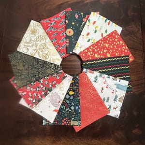 Paquete de telas clásicas navideñas de Rifle Paper Co.: telas de algodón rojas, verdes y blancas