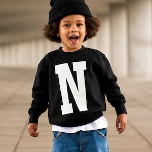 Personalisiertes Kinder Sweatshirt: Trendy Varsity Buchstabe Pullover