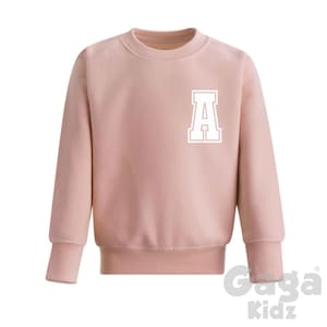 Sudadera infantil personalizada con estampado de letras iniciales y números en color rosa polvoriento