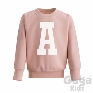 Sudadera infantil con letras iniciales y números personalizados en rosa polvoriento