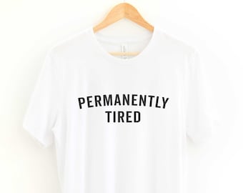 Maglietta "Permanentemente Stanco", Maglietta da Notte Unisex per Adulti con Slogan Divertente, Moda