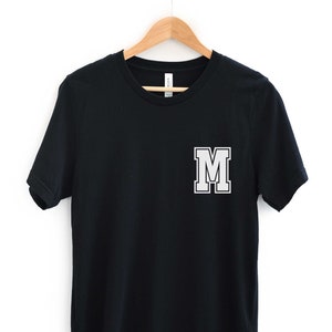 Camiseta inicial personalizada, camisa unissex adulta com estampa de bolso estilo time do colégio