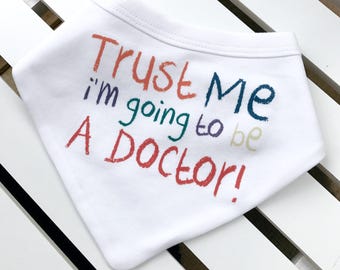 Divertente Doctor Baby Bib, Bambino Dottore Regalo, Divertente Baby Bibs, Futuro Dottore, Regali Bambino Divertente, Dottore Bambino Doccia Regalo, Bambino Dottore Bib, Dr Bibs