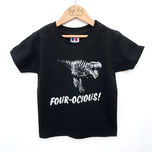 Puede incluir: Camiseta negra con un gr&aacute;fico blanco de un dinosaurio y el texto "FOUR-OCIOUS!"