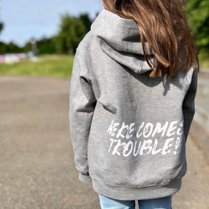 Oto nadchodzi Trouble Bluza z kapturem dla dzieci, idealna dla Twojego małego Kłopotliwego Twórcy, pasuje dla chłopca lub dziewczynki