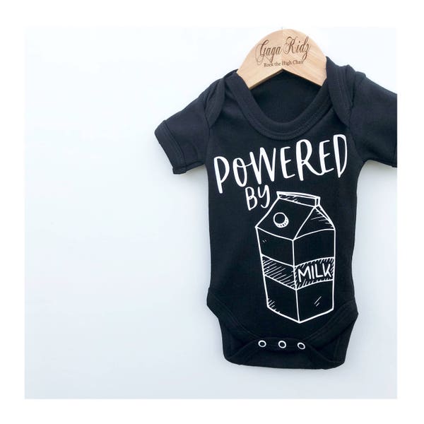 Powered by Milch Bodysuit, Lustige Kleinkind Bodysuit, Baby Milch, Milch Monster, Neues Baby Geschenk, Baby Kleidung, Neugeborenen Geschenk Milch Erste Muttermilch