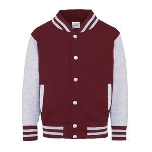 Op de afbeelding: Een bordeauxrood en grijs varsity jack met witte strepen op de kraag en manchetten. Het jack heeft een knoopsluiting en twee zakken.