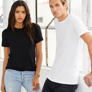 K&ouml;nnte beinhalten: Zwei Personen tragen schlichte T-Shirts. Die Person links tr&auml;gt ein schwarzes T-Shirt und die Person rechts tr&auml;gt ein wei&szlig;es T-Shirt.