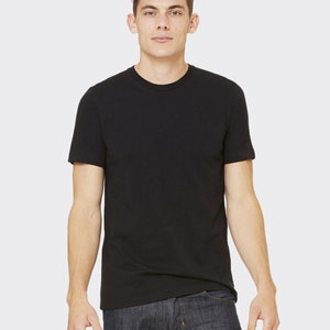 K&ouml;nnte beinhalten: Ein schwarzes T-Shirt mit kurzen &Auml;rmeln und Rundhalsausschnitt.