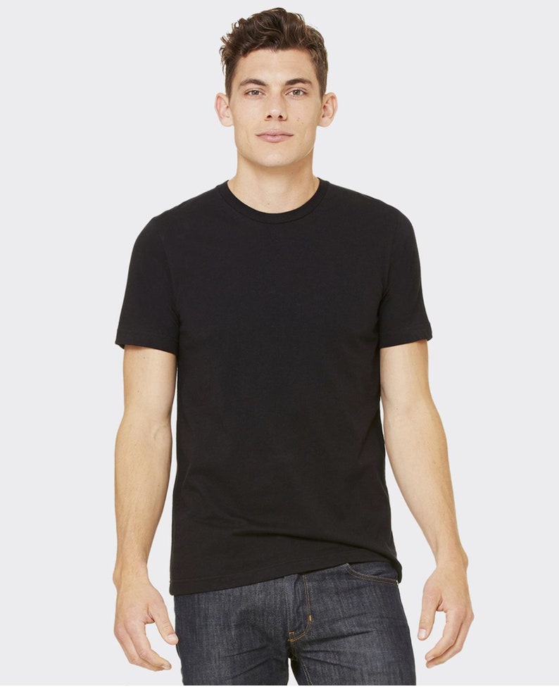 K&ouml;nnte beinhalten: Ein schwarzes T-Shirt mit kurzen &Auml;rmeln und Rundhalsausschnitt.