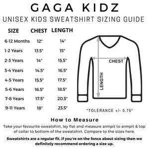 Pu&ograve; includere: Guida alle taglie per felpe unisex per bambini con una tabella che mostra le misure del torace e della lunghezza in pollici per le taglie che vanno dai 6-12 mesi ai 9-11 anni. La tabella include anche un diagramma di una felpa con le misure del torace e della lunghezza segnate.