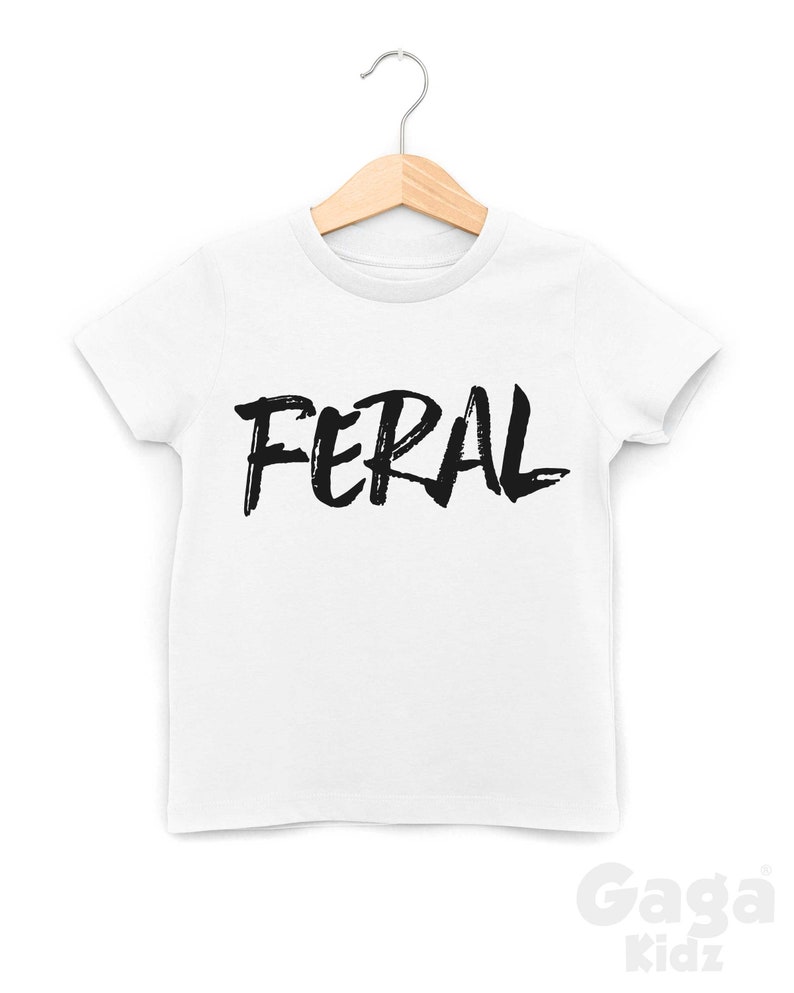 Op de afbeelding: Wit T-shirt met zwarte, penseelstreekachtige tekst "FERAL".
