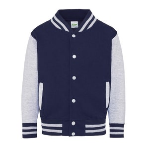 Op de afbeelding: Een donkerblauw en grijs varsity jack met witte strepen op de kraag, manchetten en onderkant. Het jack heeft een knoopsluiting en twee zakken.