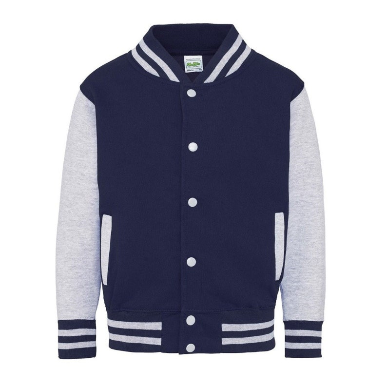 Op de afbeelding: Een donkerblauw en grijs varsity jack met witte strepen op de kraag, manchetten en onderkant. Het jack heeft een knoopsluiting en twee zakken.