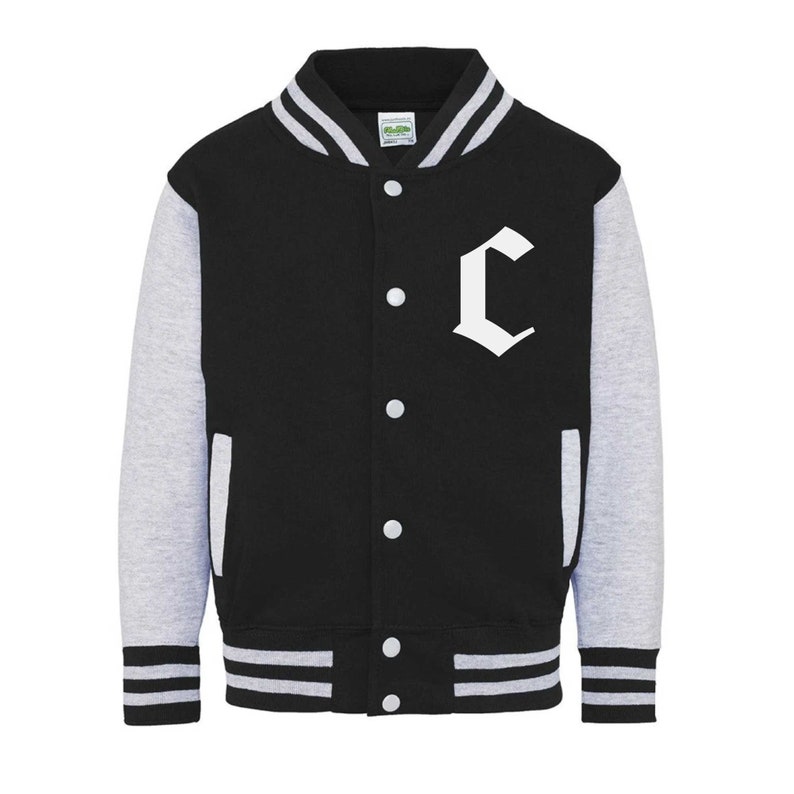 Op de afbeelding: Zwart en grijs varsity jack met witte strepen aan de randen en een witte letter "C" op de voorkant.