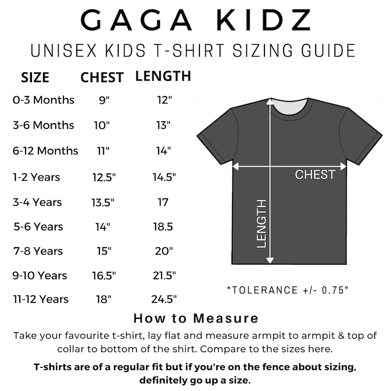 Puede incluir: Gu&iacute;a de tallas para camiseta unisex para ni&ntilde;os con una tabla que muestra las medidas de pecho y largo en pulgadas para diferentes edades, de 0 a 3 meses a 11 a 12 a&ntilde;os. Un diagrama muestra c&oacute;mo medir el pecho y el largo.
