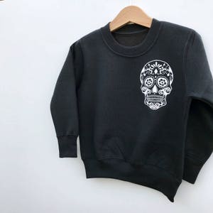 Tête de mort en sucre, imprimé poche, pull enfant/bébé, tête de mort en sucre, tête de mort mexicaine, cadeaux pour les enfants, cadeaux pour bébé, vêtements pour enfants et bébés, bébé tendance image 3