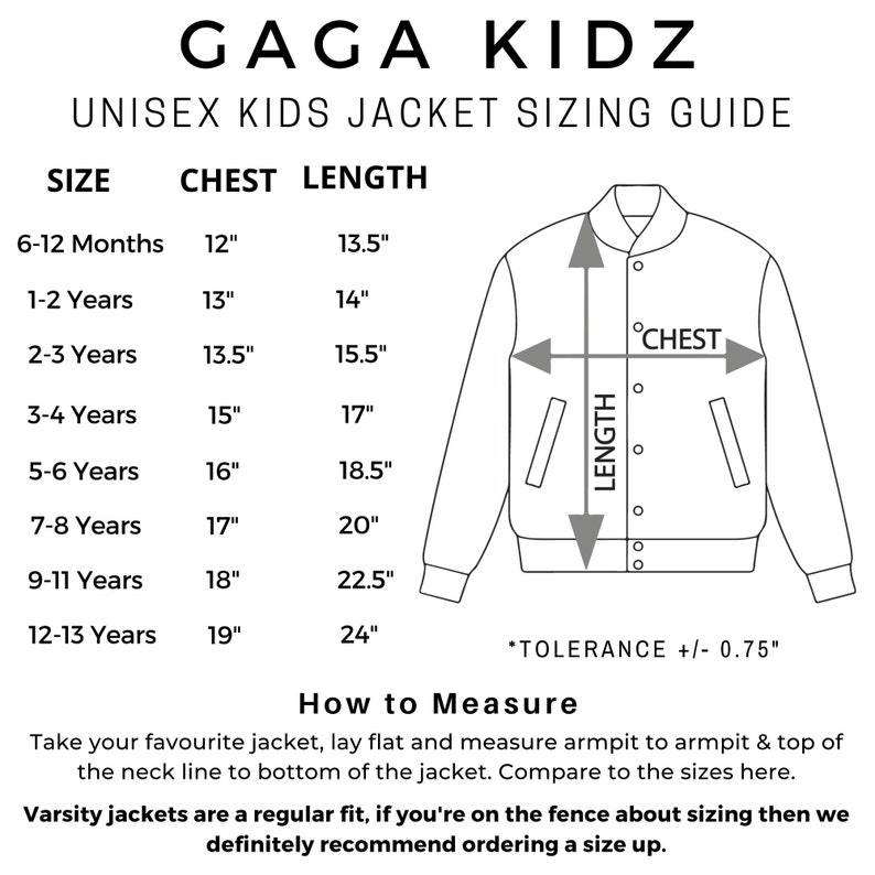 Op de afbeelding: Unisex kinderjas maattabel met een tabel die de borst- en lengtemaat in inches weergeeft voor verschillende leeftijdsgroepen. De tabel omvat maten van 6-12 maanden tot 12-13 jaar. Een diagram laat zien hoe je de borst en lengte moet meten.