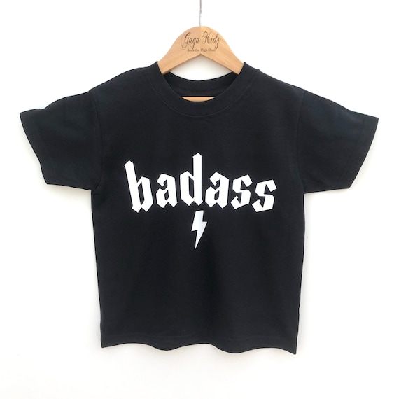T-shirt Graphique Kid Dangerous – Motif Gangster Rap – Couleur Charcoal – Tailles M à XL – Neuf Avec étiquettes