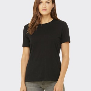K&ouml;nnte beinhalten: Ein schwarzes T-Shirt mit kurzen &Auml;rmeln und Rundhalsausschnitt.