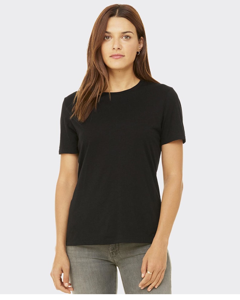 K&ouml;nnte beinhalten: Ein schwarzes T-Shirt mit kurzen &Auml;rmeln und Rundhalsausschnitt.