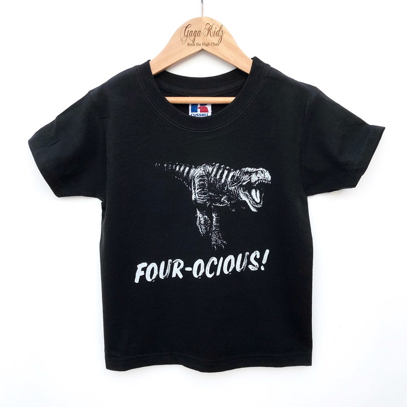 Puede incluir: Camiseta negra con un gr&aacute;fico blanco de un dinosaurio y el texto "FOUR-OCIOUS!"
