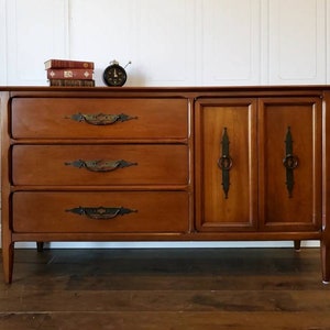 ¡Elige tu color! ¡Envío gratis! Mueble auxiliar/aparador/consola multimedia de estilo MCM (Mid Century Regency Vintage) pintado a medida o tal cual.