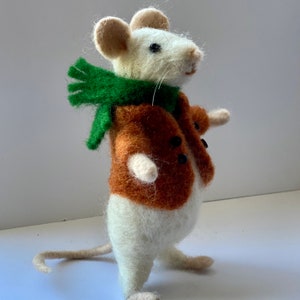 Kit to make a posable needle felted mouse using British and merino wool with full colour, easy to follow PDF instructions - DIY - GIFT