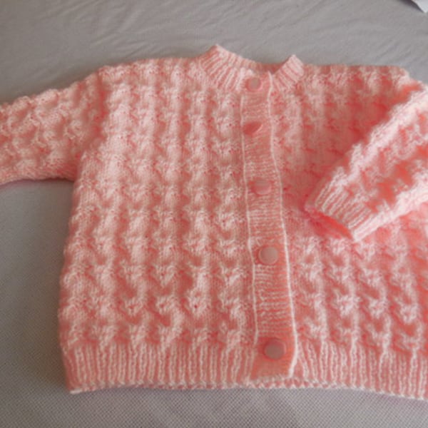 Auf Bestellung BABY CARDIGAN 3 bis 6 Monate – handgestrickt – hübscher Faux-Twist-Stich – hübsche Perlmutt-Imitationsknöpfe