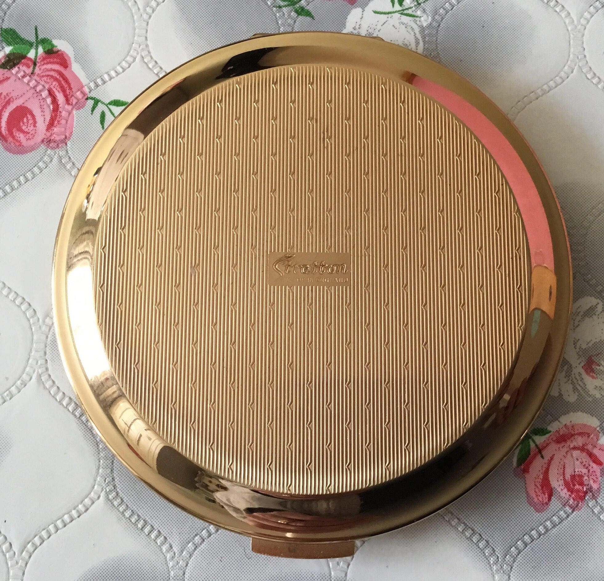 1980s or 1970s vintage Stratton convertible powder compact, with pink ...