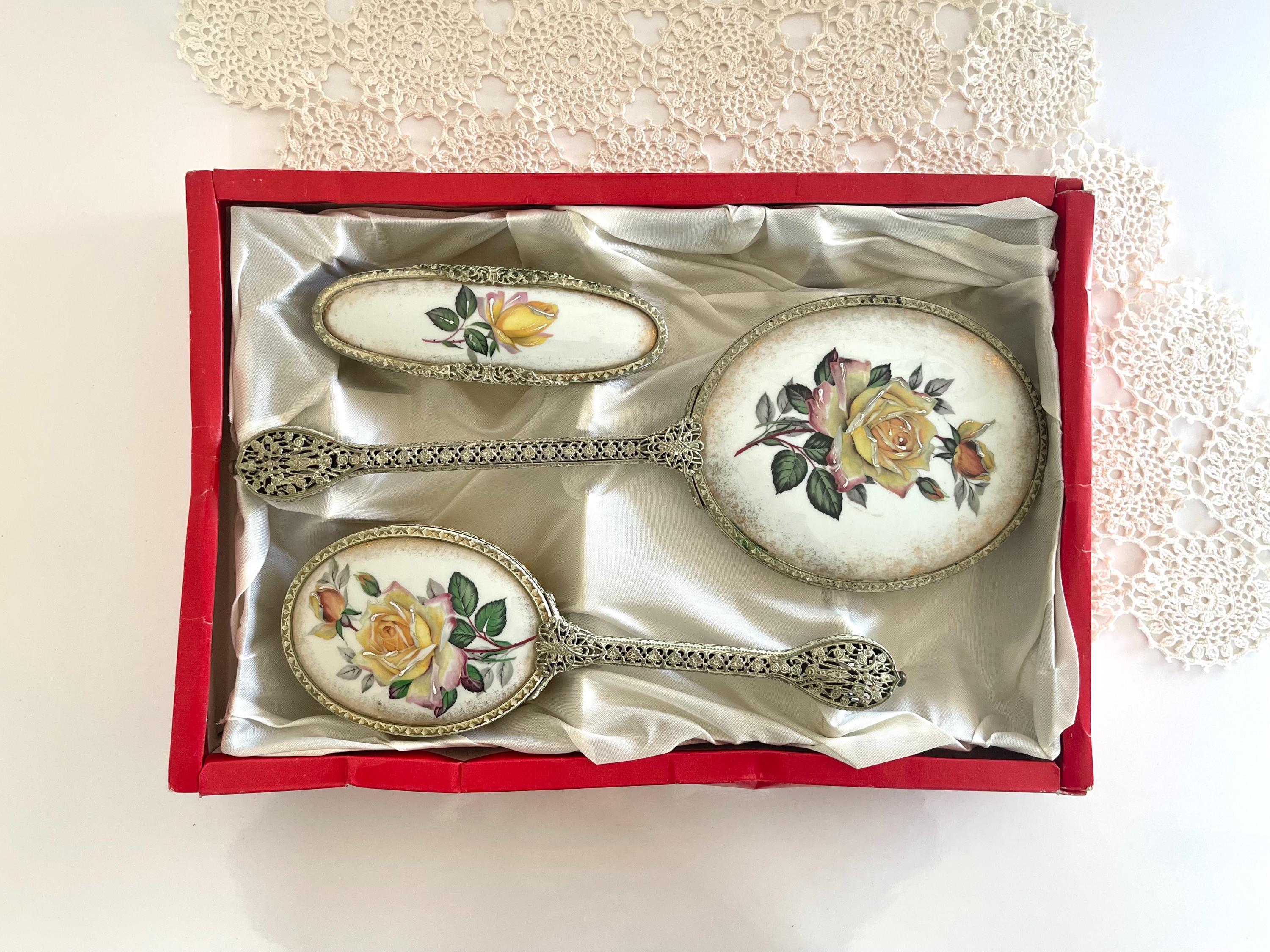 60’s Vintage vanity set from Regent of London ? Rare Regent Of London Vintage Vanity Set x4(s) main image 4